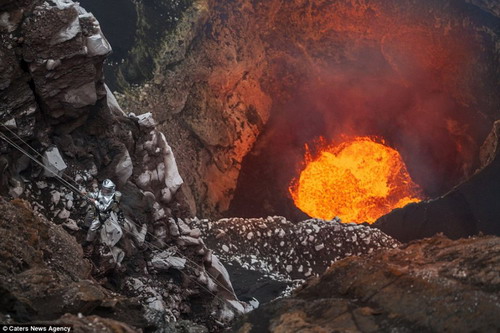 探索地狱之火：摄影师深入火山坑拍1150摄氏度岩浆